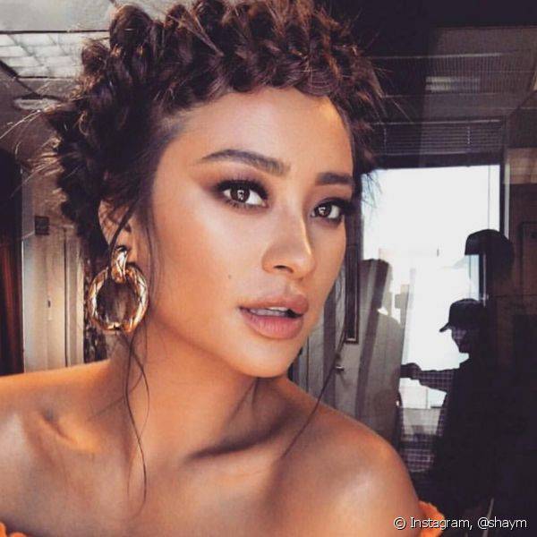 Fashionista assumida, a atriz ama apostar em diferentes tipos de penteados e combin?-los com um olhar bem marcado. Instagram: @shaym